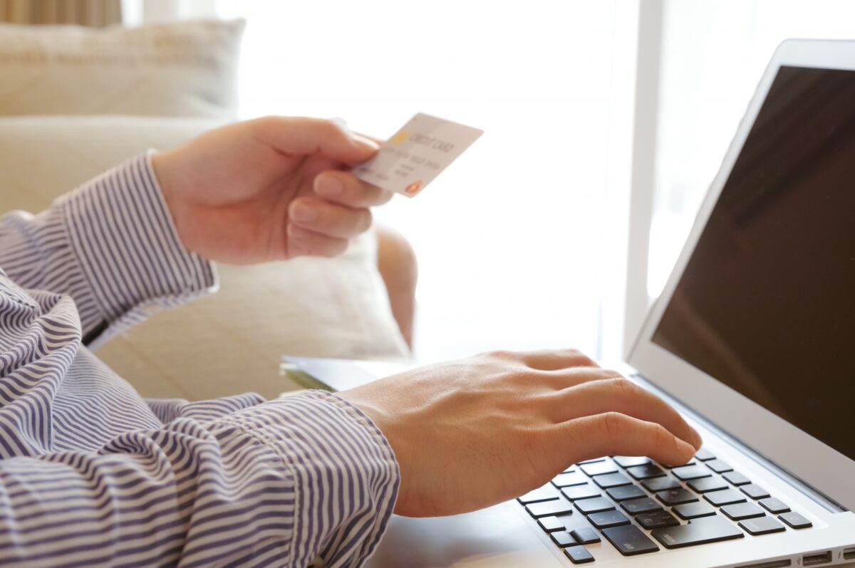 専業主婦が配偶者の収入を活用してカードローン審査を通過するためのコツと注意点